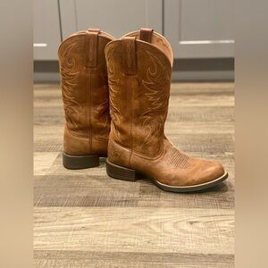 Men’s Ariat rounded toe cowboy boots